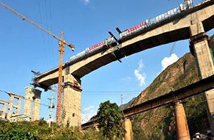 [分享] 中国首例铁路桥梁“墩中转体”创多项世界纪录！